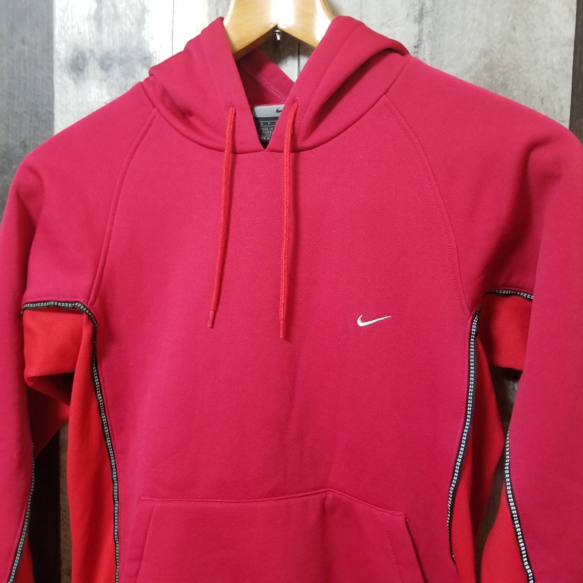 NIKE THERMA-FIT　ナイキ　パーカー　Sサイズ　プルオーバー　レッド系　レディース_画像5