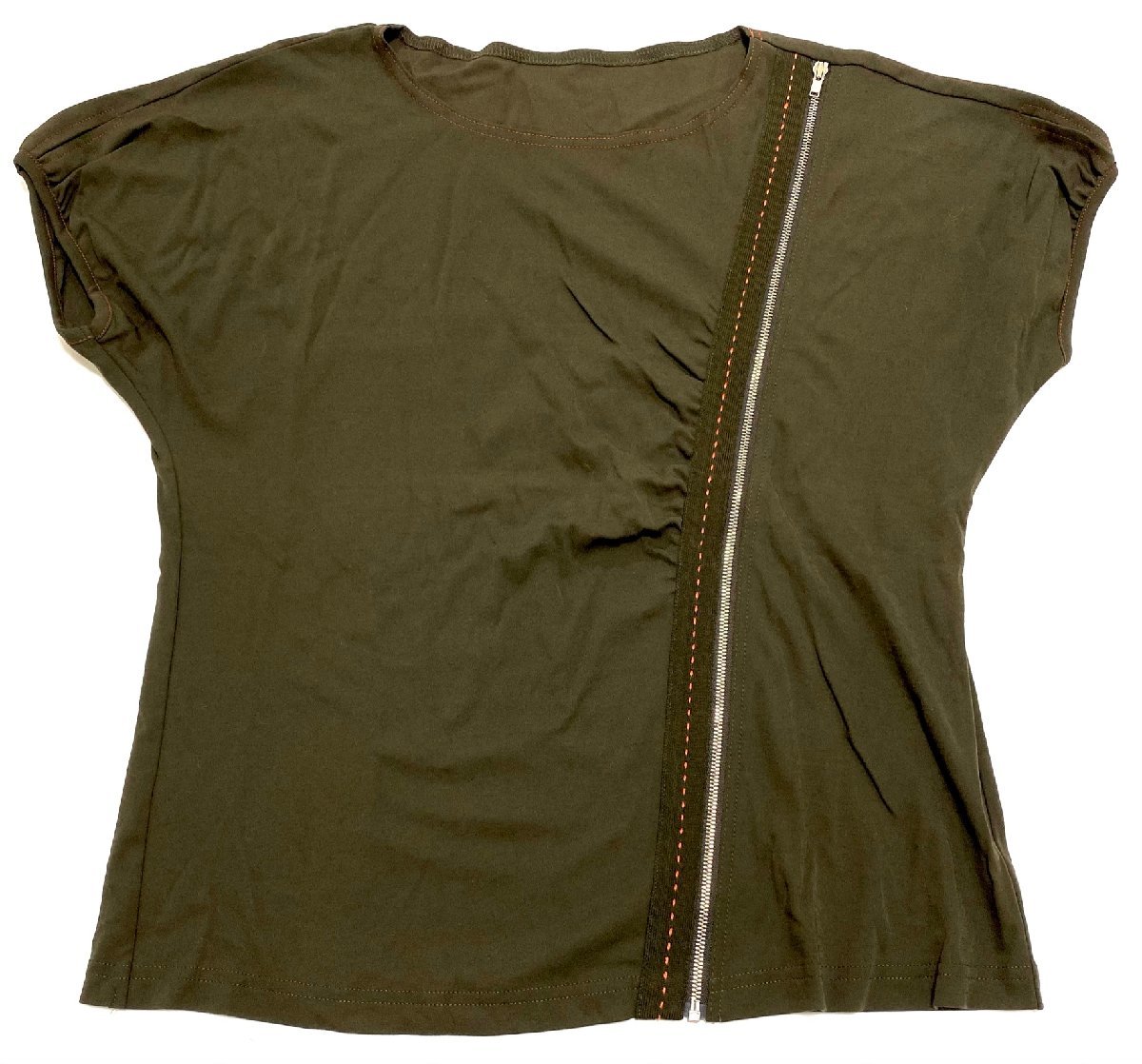 新品同様 極美品 leilian レリアン トップス カットソー Tシャツ 半袖 カーキ グリーン size11 オシャレ シンプル 上品 上質 綺麗めの画像1