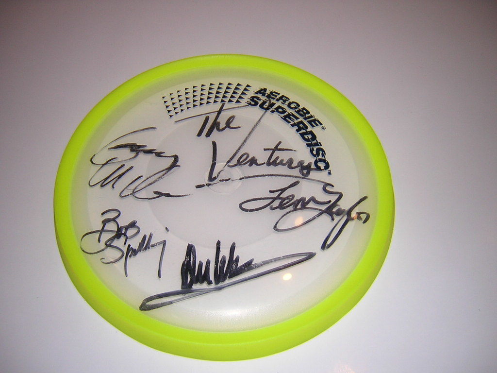  rare! venturess z with autograph frisbee 