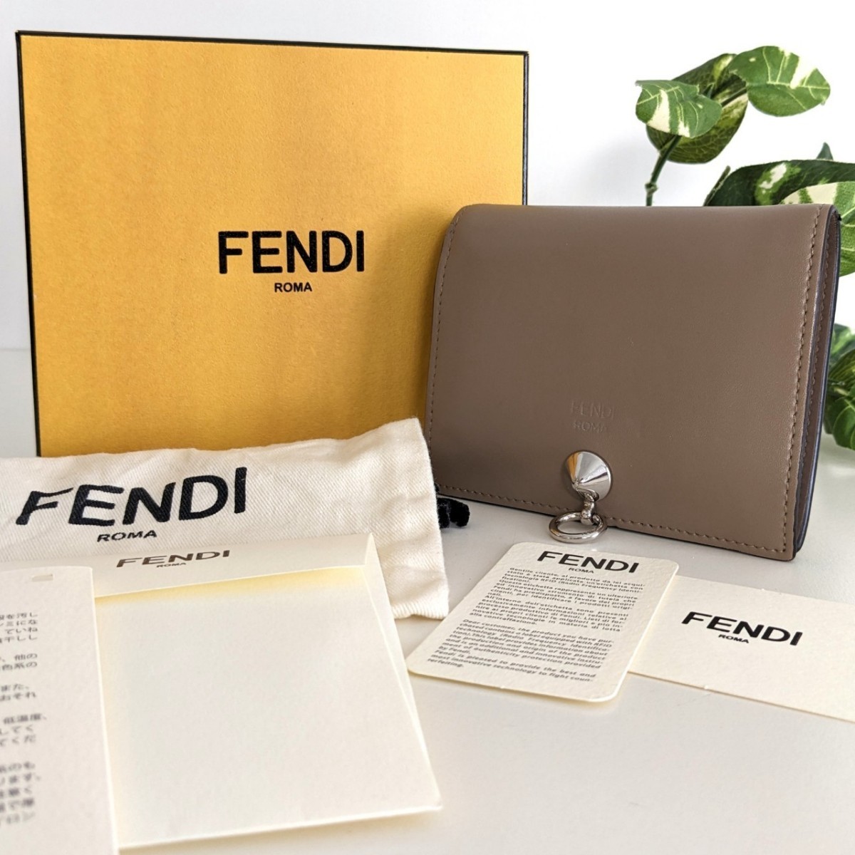 美品 FENDI フェンディ レザー ミニ財布 スタッズ アンティーク ウォレット グレージュ ベージュ シルバー イタリア製 レディース メンズ_画像2