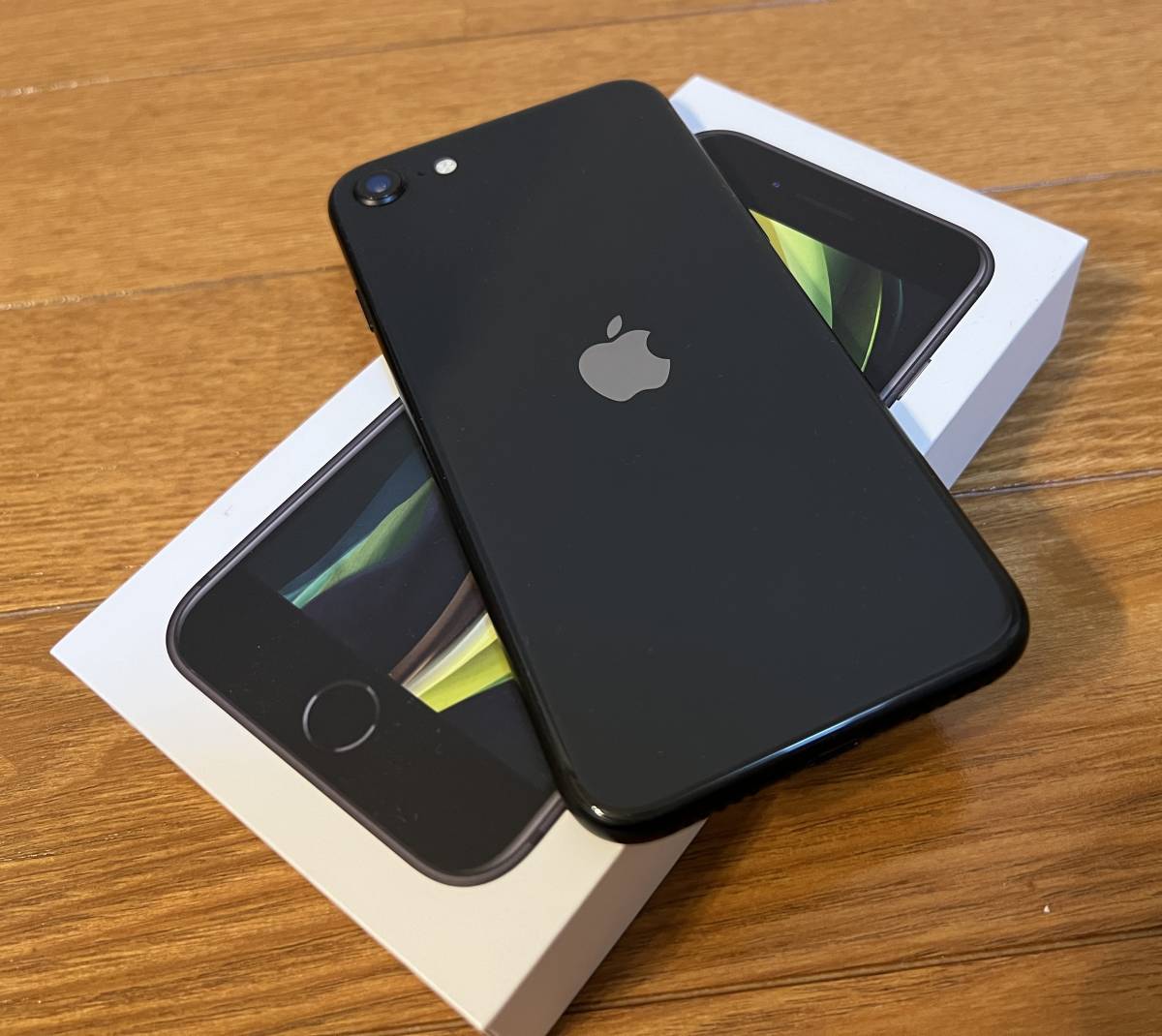 美品 アップル◇Apple iPhone SE2(第2世代) 64GB ブラック + おまけの画像2