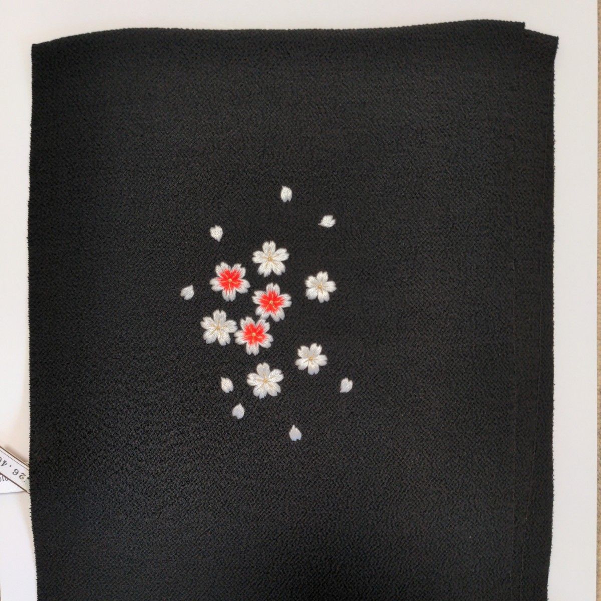 帯揚げ　帯上げ　帯あげ　刺繍　渋い薄紫色　白と赤　黒　着物　着付け　衿秀　正絹　きもの　和装小物　和想庵