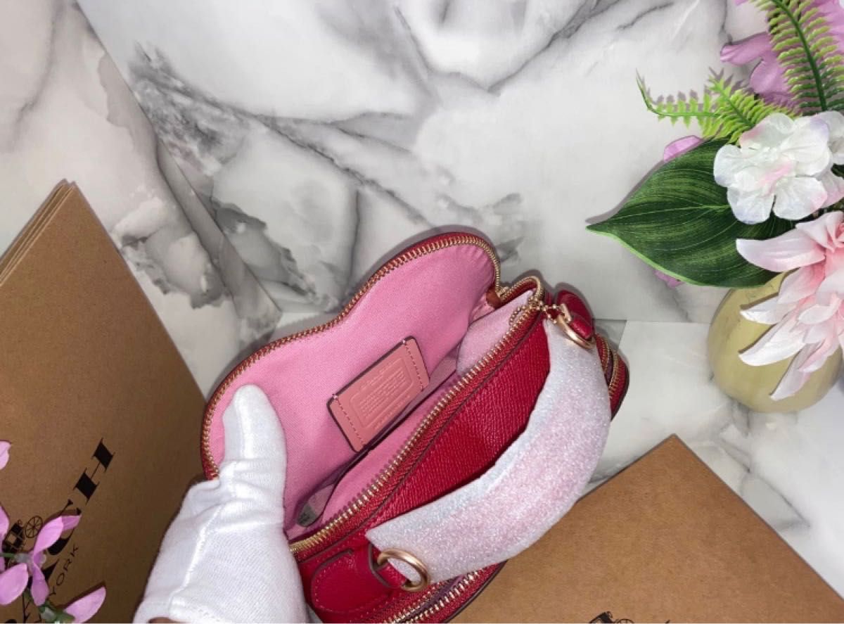 ☆【新品・未使用・美品】coachストラップ付属 2WAYハート型おすすめボディーバッグ ショルダーバッグ ハンドバッグ 2way