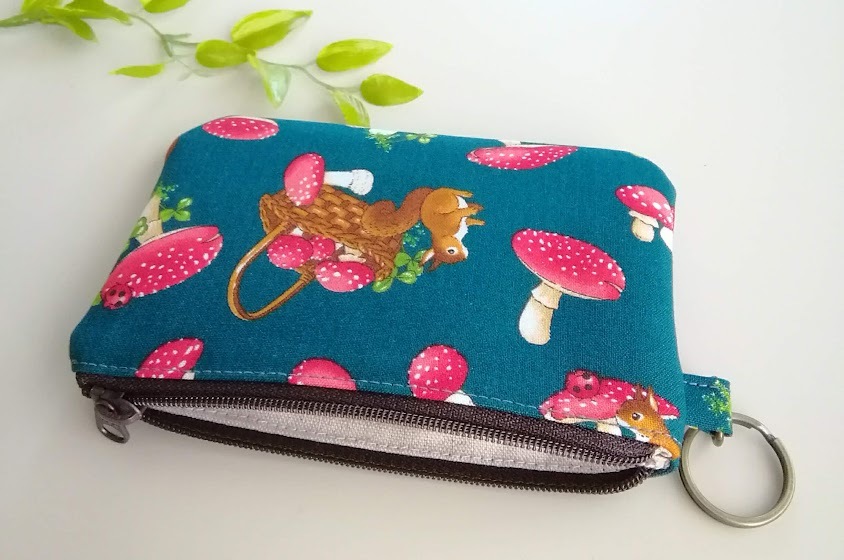 ハンドメイド〈キーリング 内ポケット付〉丸角ポーチ 森におでかけ