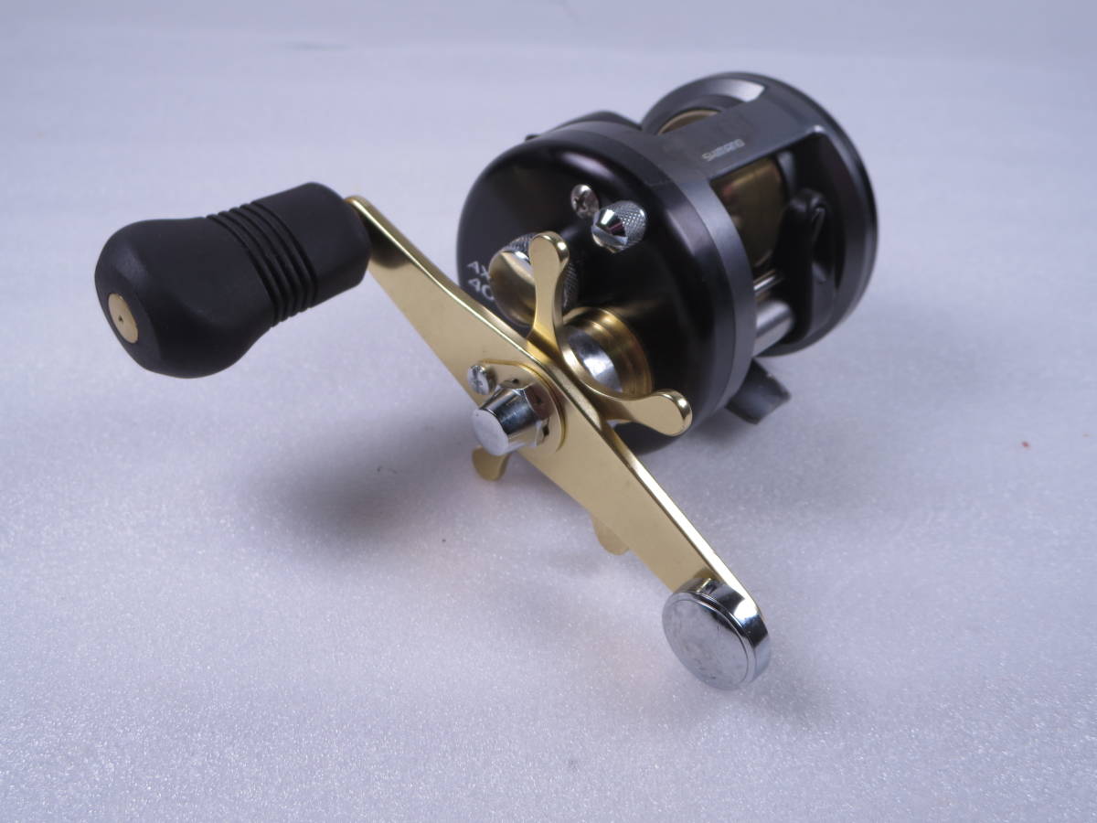 晉【使用回数5回】 シマノ アクシス 400F 右 ソルト対応 左 日本製 SHIMANO AXIS 検 カルカッタ ベイトリール カレイ カワハギ RF500 2903F_画像1