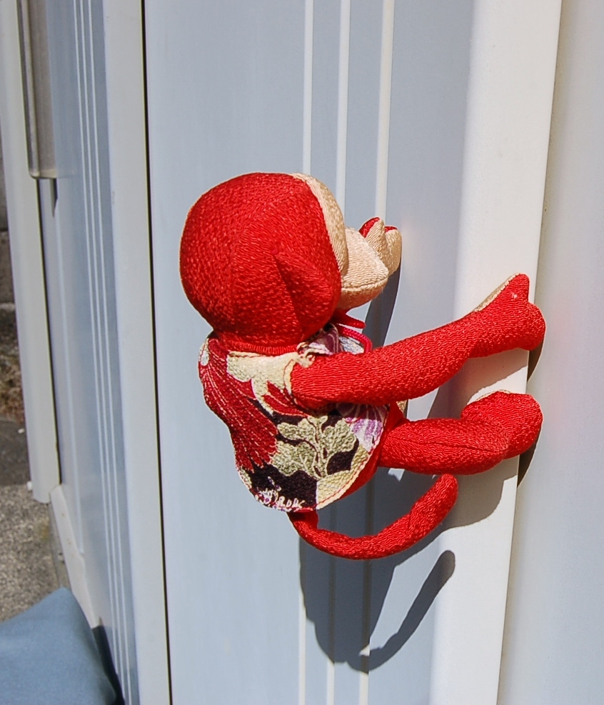 赤い・子供のお猿さん　手足にマグネット　磁石付　_画像7