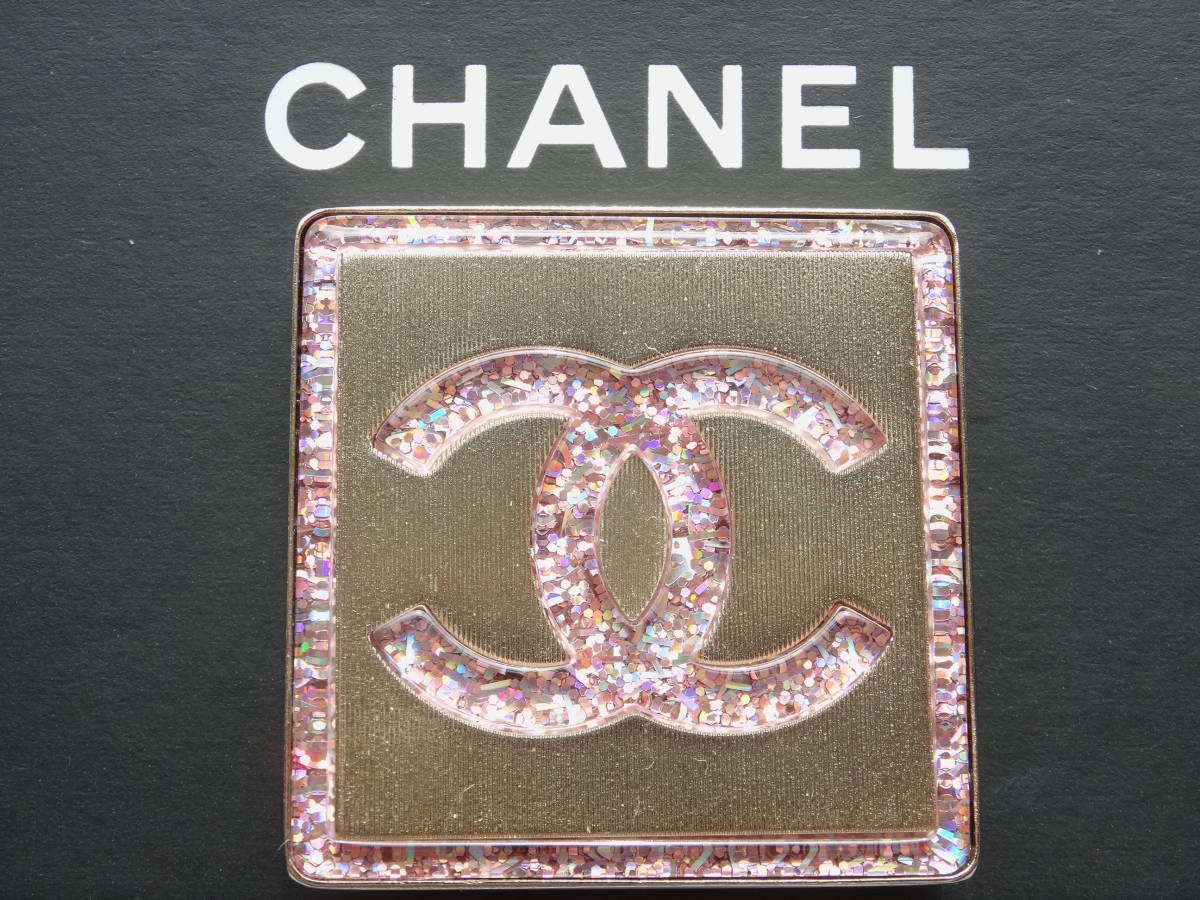 ● シャネル CHANEL ロゴ ブローチ ゴールド ラメ ピンク キラキラ 新品 フランス製 箱付 シンプル 大活躍 上品 素敵