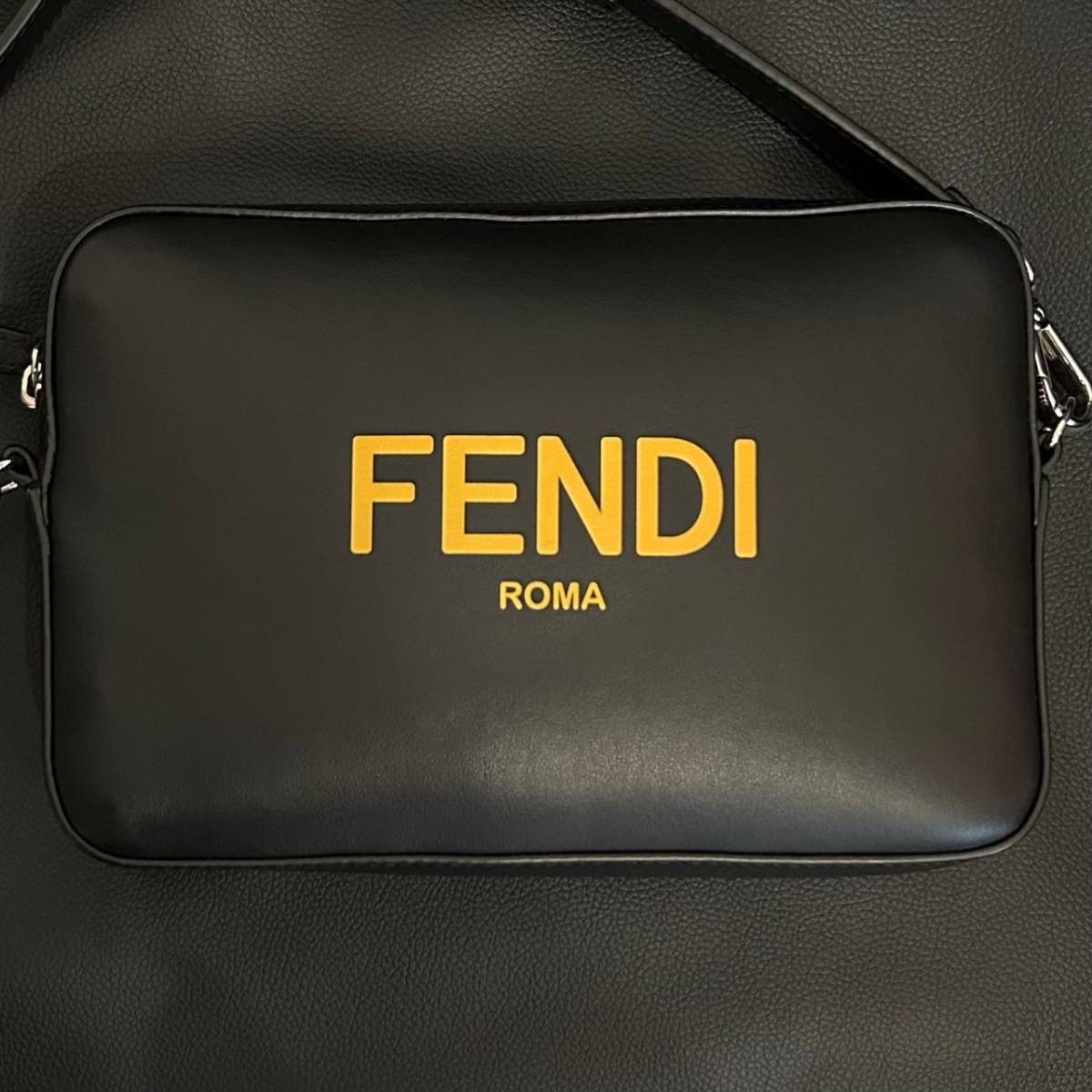正規品 FENDI LOGO CAMERA CASE MEDIUM ギャラ付き美品 フェンディ ロゴカメラショルダーバッグ 鞄 本物 男女兼用 3