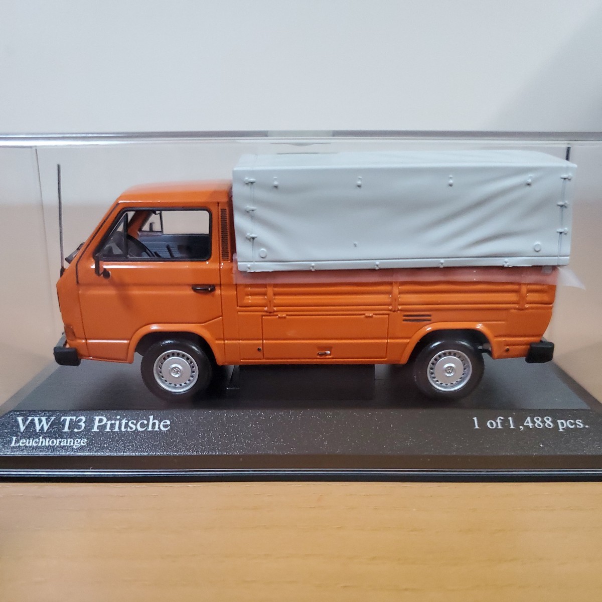 1/43 ミニチャンプス/Volkswagen T3 Pritschenwagen Leuchtorange