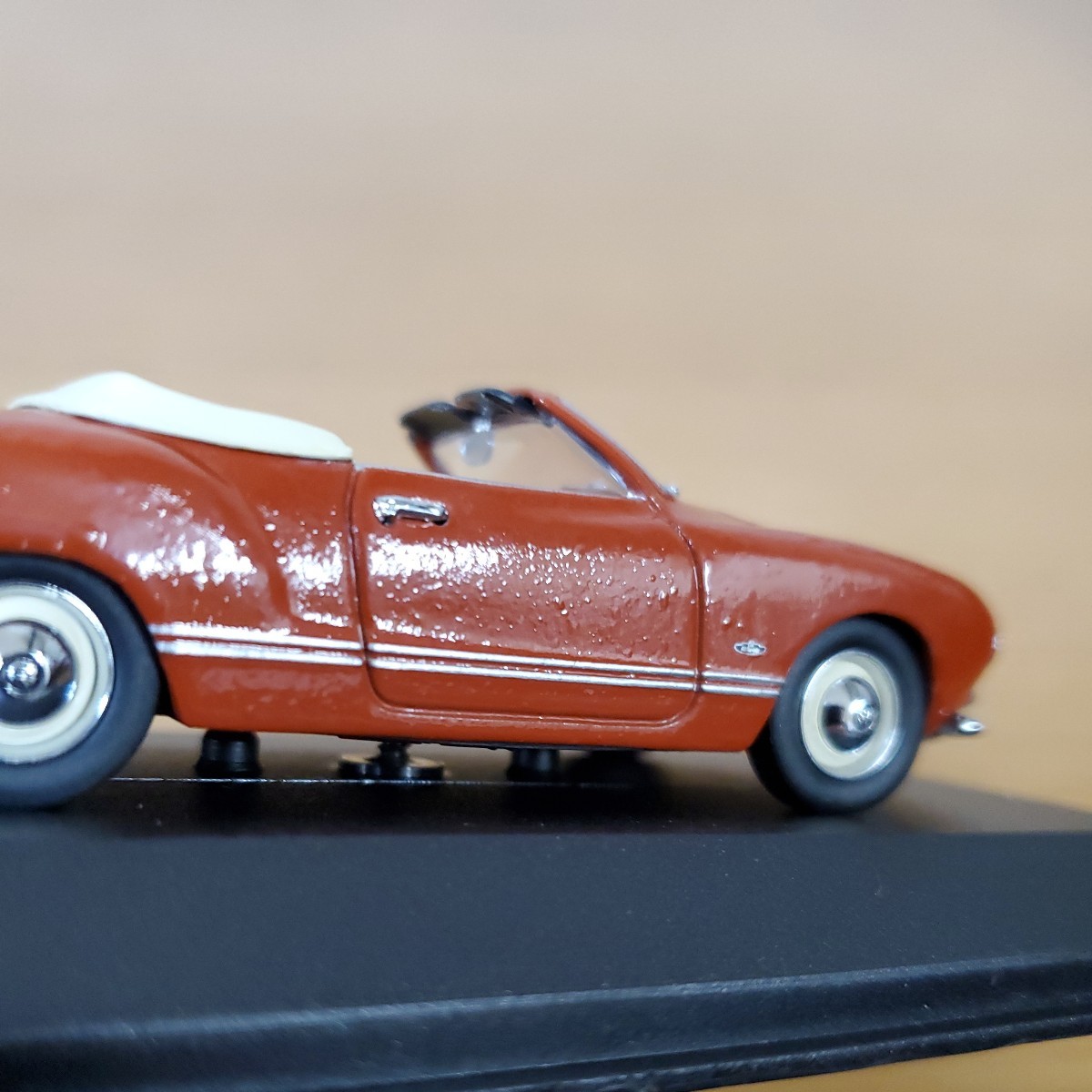 1/43 ミニチャンプス/Volkswagen Karmann Ghia Cabriolet 1957 Korallenrot/フォルクスワーゲン カルマンギア カブリオレ コーラルレッド_画像7
