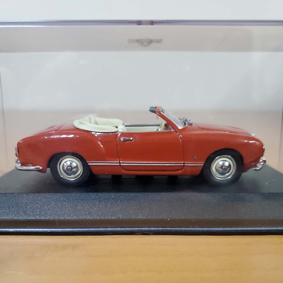 1/43 ミニチャンプス/Volkswagen Karmann Ghia Cabriolet 1957 Korallenrot/フォルクスワーゲン カルマンギア カブリオレ コーラルレッド_画像3