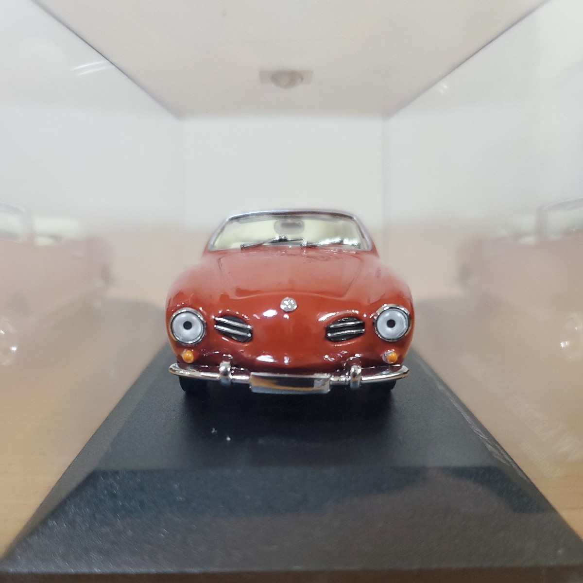 1/43 ミニチャンプス/Volkswagen Karmann Ghia Cabriolet 1957 Korallenrot/フォルクスワーゲン カルマンギア カブリオレ コーラルレッド_画像2