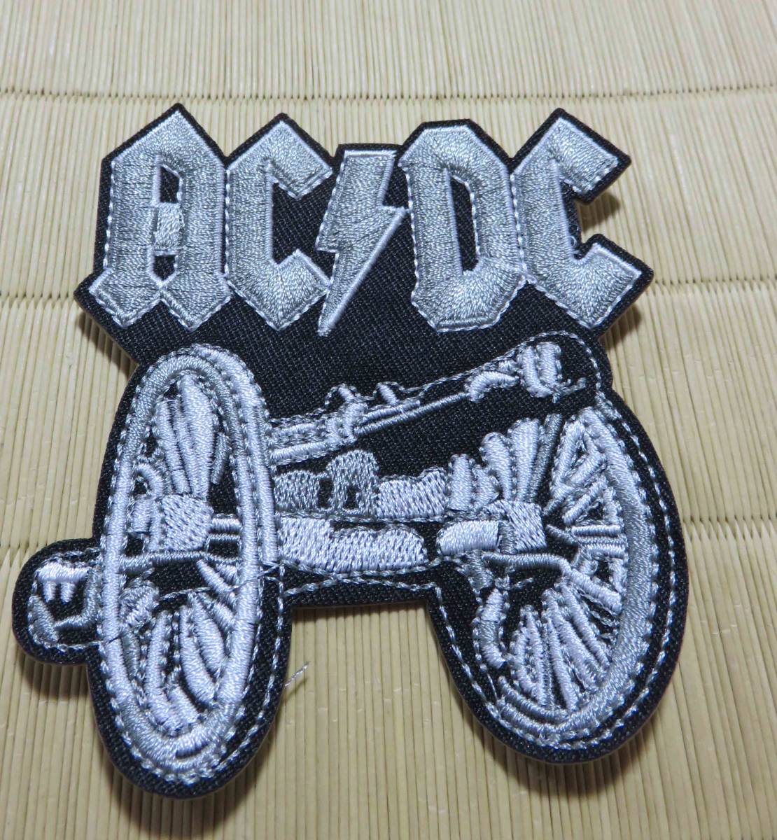 黒銀■台車 大砲 前車◆新品AC/DC オーストラリア ヘビーメタルバンド AUキャノン砲撃　刺繍ワッペン◎ミュージック 音楽 楽器 仲間 ◇激渋_画像3