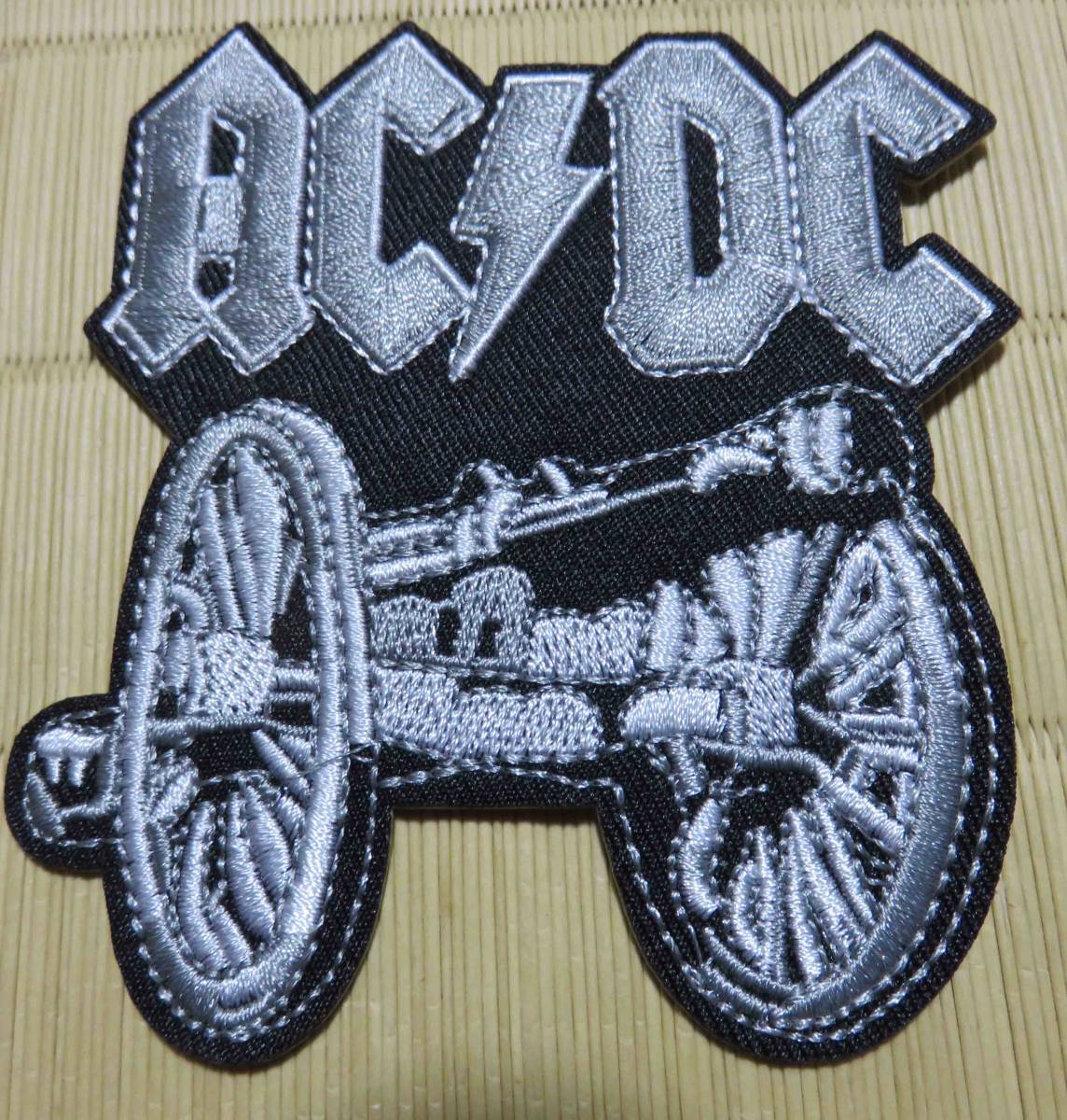 黒銀■台車 大砲 前車◆新品AC/DC オーストラリア ヘビーメタルバンド AUキャノン砲撃　刺繍ワッペン◎ミュージック 音楽 楽器 仲間 ◇激渋_画像1