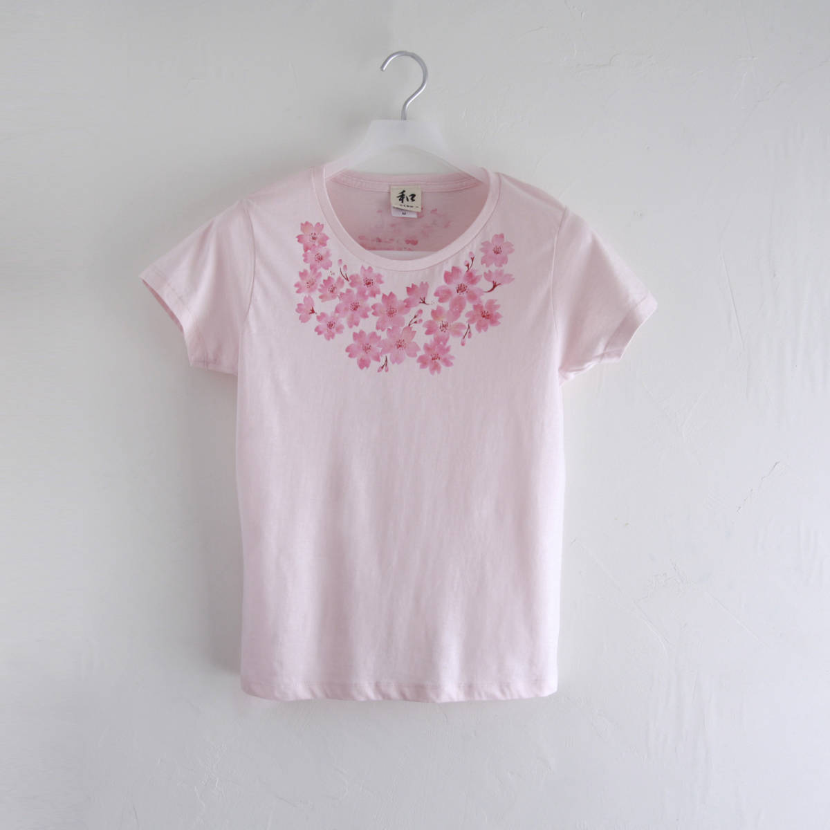 レディース Tシャツ Lサイズ ピンク コサージュ桜柄Tシャツ 手描きで描いた桜の花柄Tシャツ 女性　プレゼント_チューリップの花柄Tシャツ