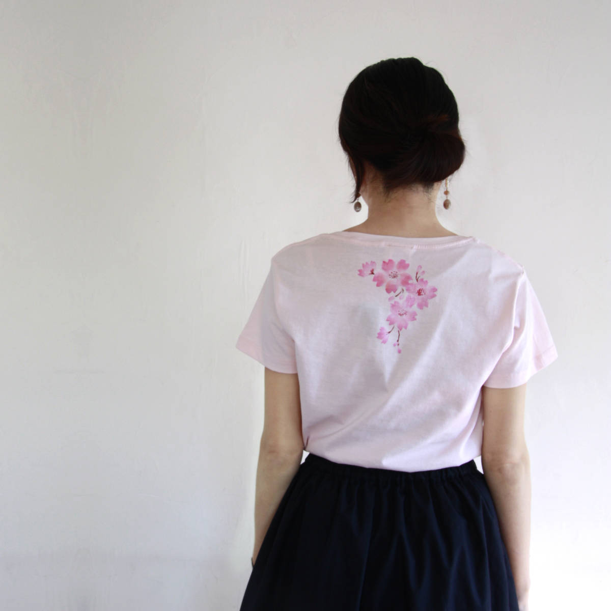 レディース Tシャツ Lサイズ ピンク コサージュ桜柄Tシャツ 手描きで描いた桜の花柄Tシャツ 女性　プレゼント_チューリップの花柄Tシャツ