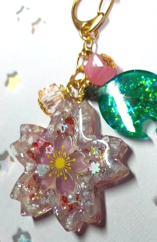 レジン桜の花の蓄光バッグチャーム、キーホルダー、ハンドメイド