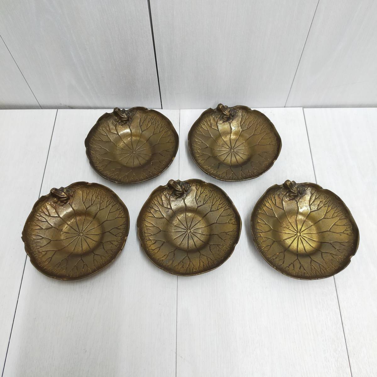 【 送料無料 】 本間 琢斎 ◆ 琢斉 茶托 5客 揃 鋳 銅 製 蓮 蛙 蓮葉 蛙 銅製 煎茶 道具 茶 器 皿 共箱 佐渡 名工 コレクション 雑貨 工芸