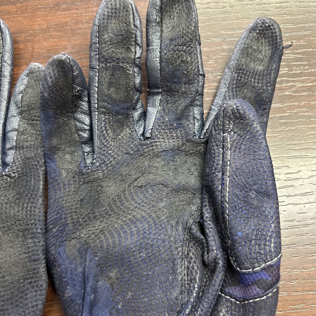 阪神タイガース 上本博紀 実使用 バッティンググローブ 支給品