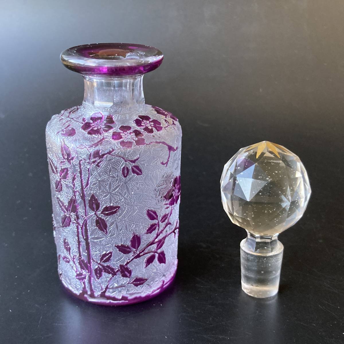 【名品】オールド バカラ エグランチエ 野薔薇紋 紫硝子 香水瓶　パフュームボトル　アールヌーボー　アンティーク　被せガラス　12.5cm_画像6