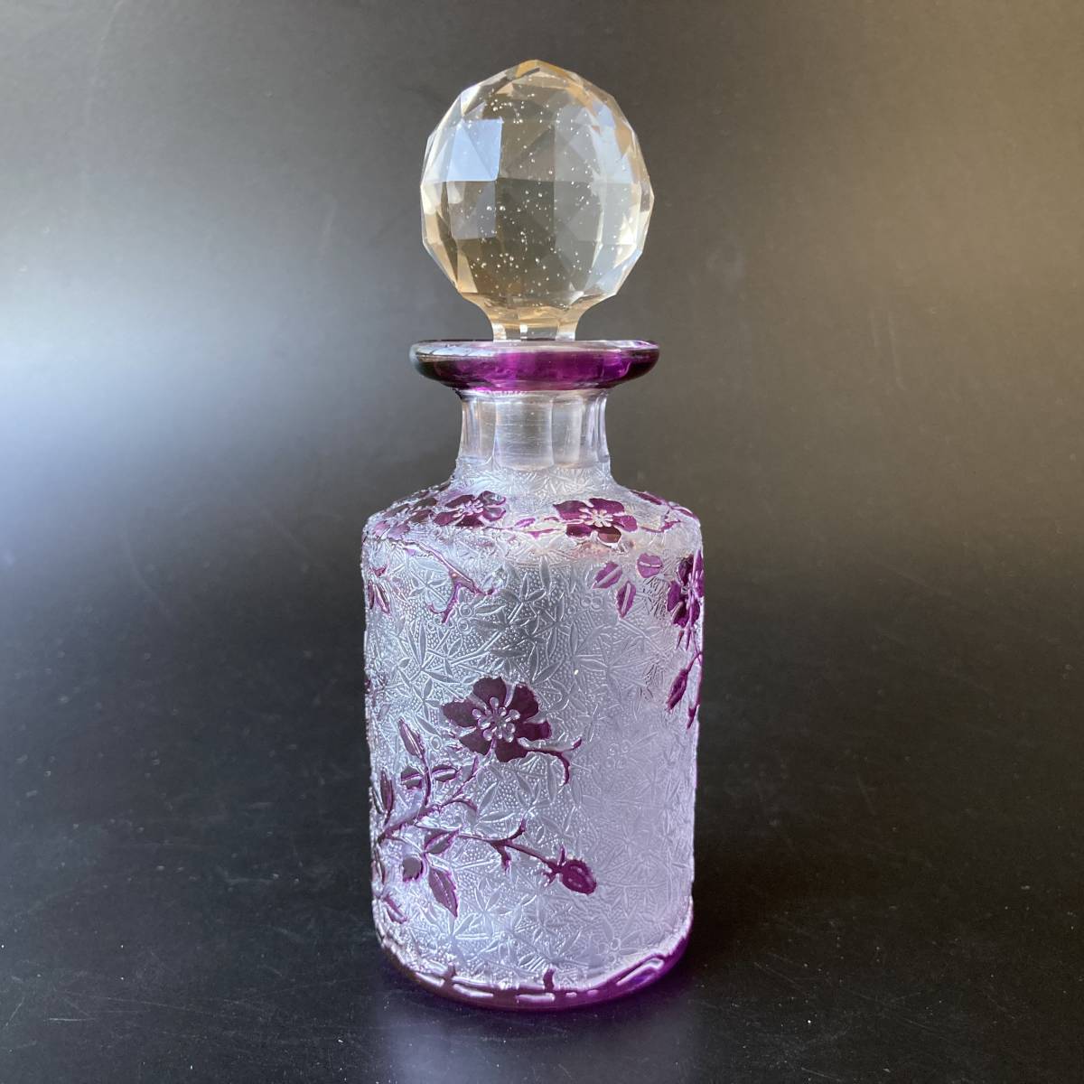 【名品】オールド バカラ エグランチエ 野薔薇紋 紫硝子 香水瓶　パフュームボトル　アールヌーボー　アンティーク　被せガラス　12.5cm_画像2