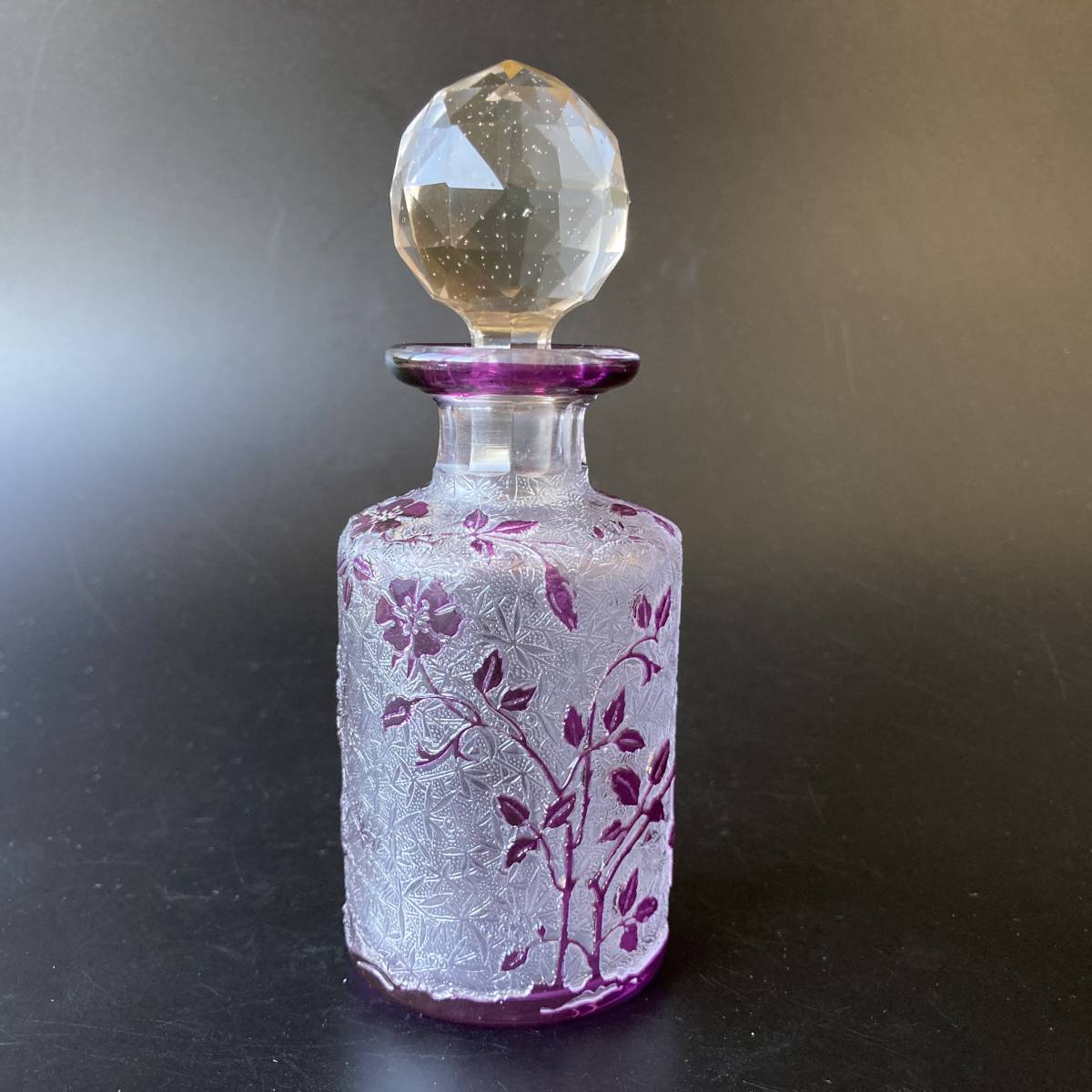【名品】オールド バカラ エグランチエ 野薔薇紋 紫硝子 香水瓶　パフュームボトル　アールヌーボー　アンティーク　被せガラス　12.5cm_画像3