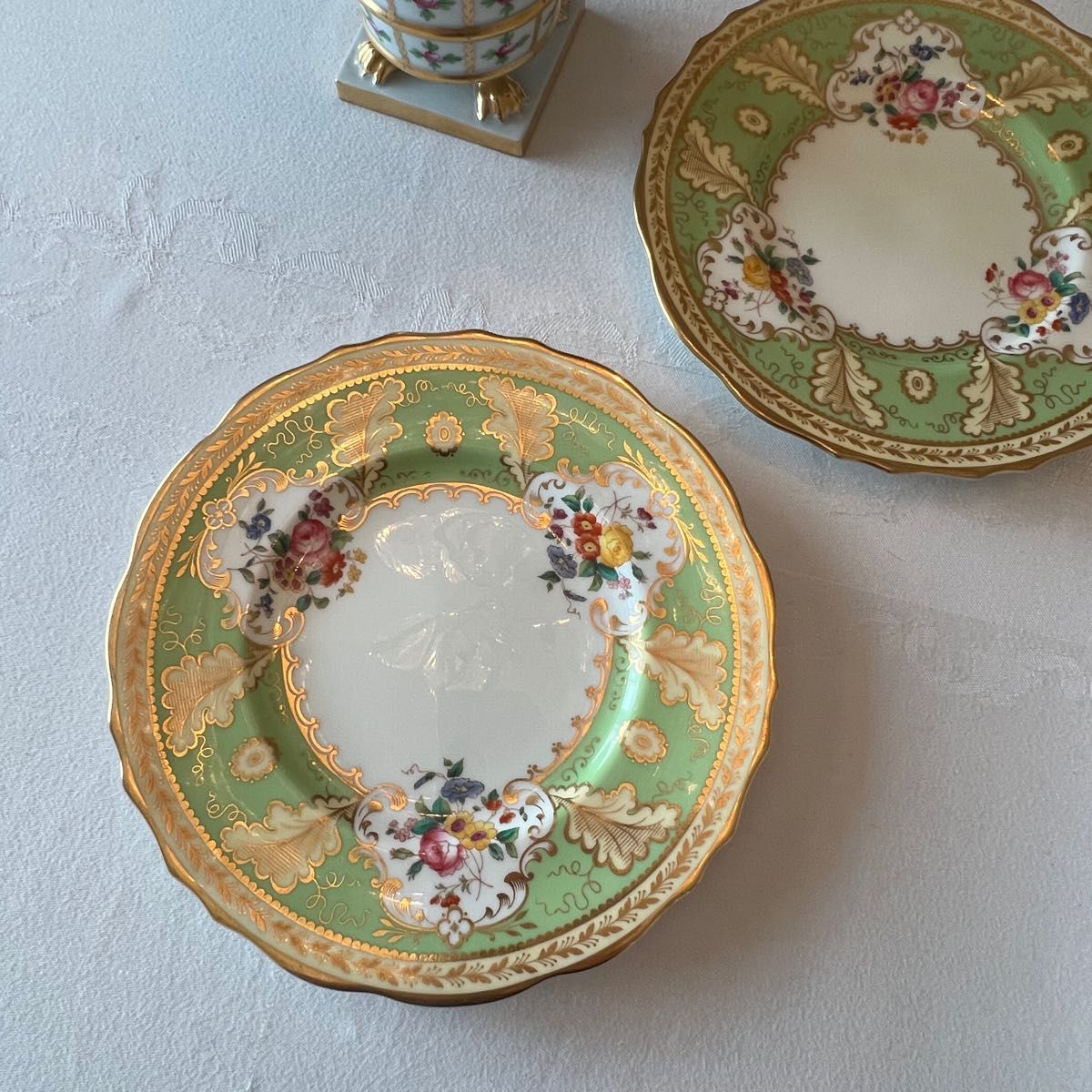 【コウルドン 】英国アンティーク 金彩 手描き 花絵 平皿　デザート皿　2枚 イギリスアンティーク キャビネット