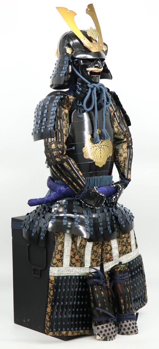 武具 甲冑 五三桐紋 等身大 鎧一式 甲冑 鎧櫃 鎧立付き 武将 武士 旧家