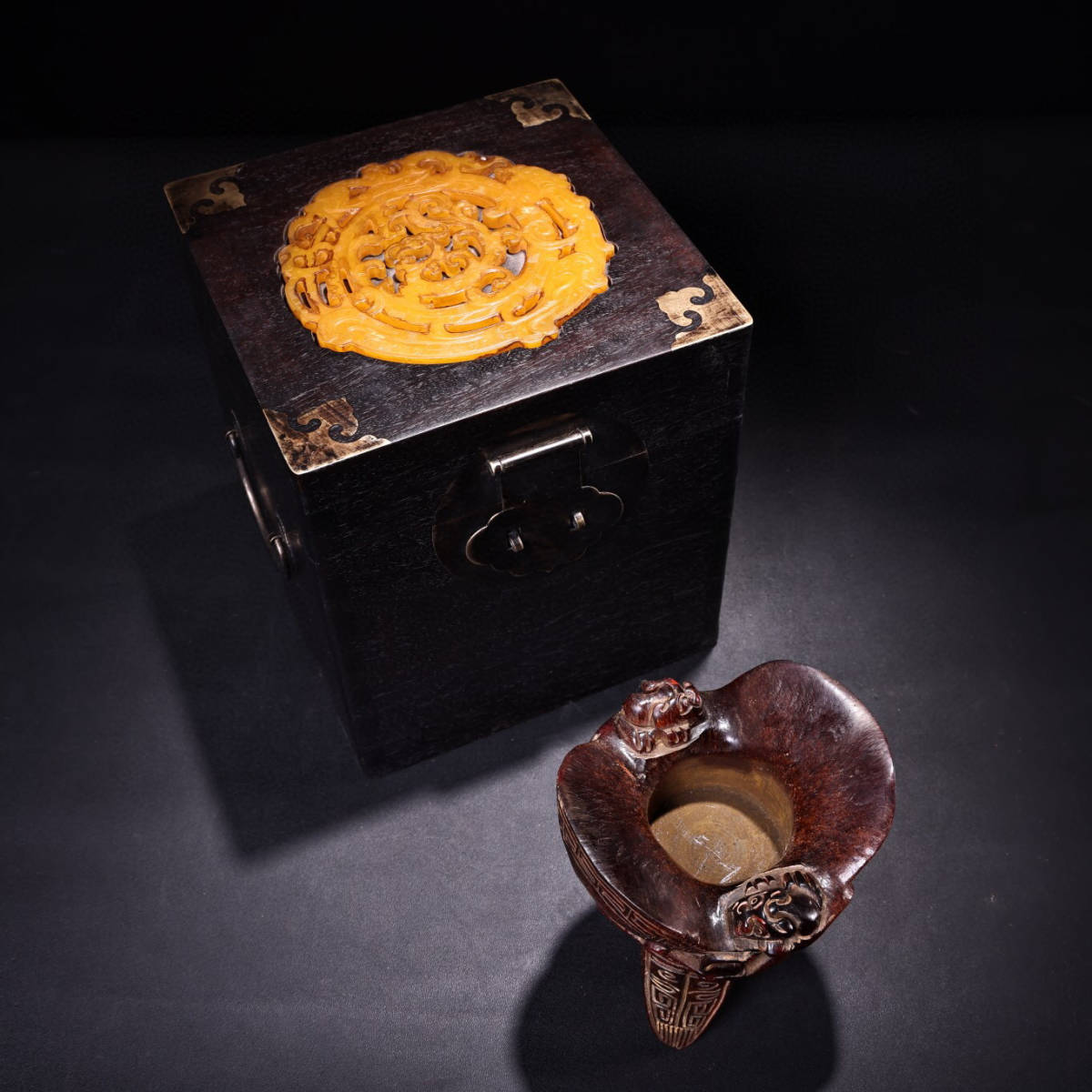 清・角材細密彫・三足酒杯・嵌玉・神獣紋・紅木箱付』極細 清・角材細密彫・三足酒杯・嵌玉・神獣紋・紅木箱付』極細