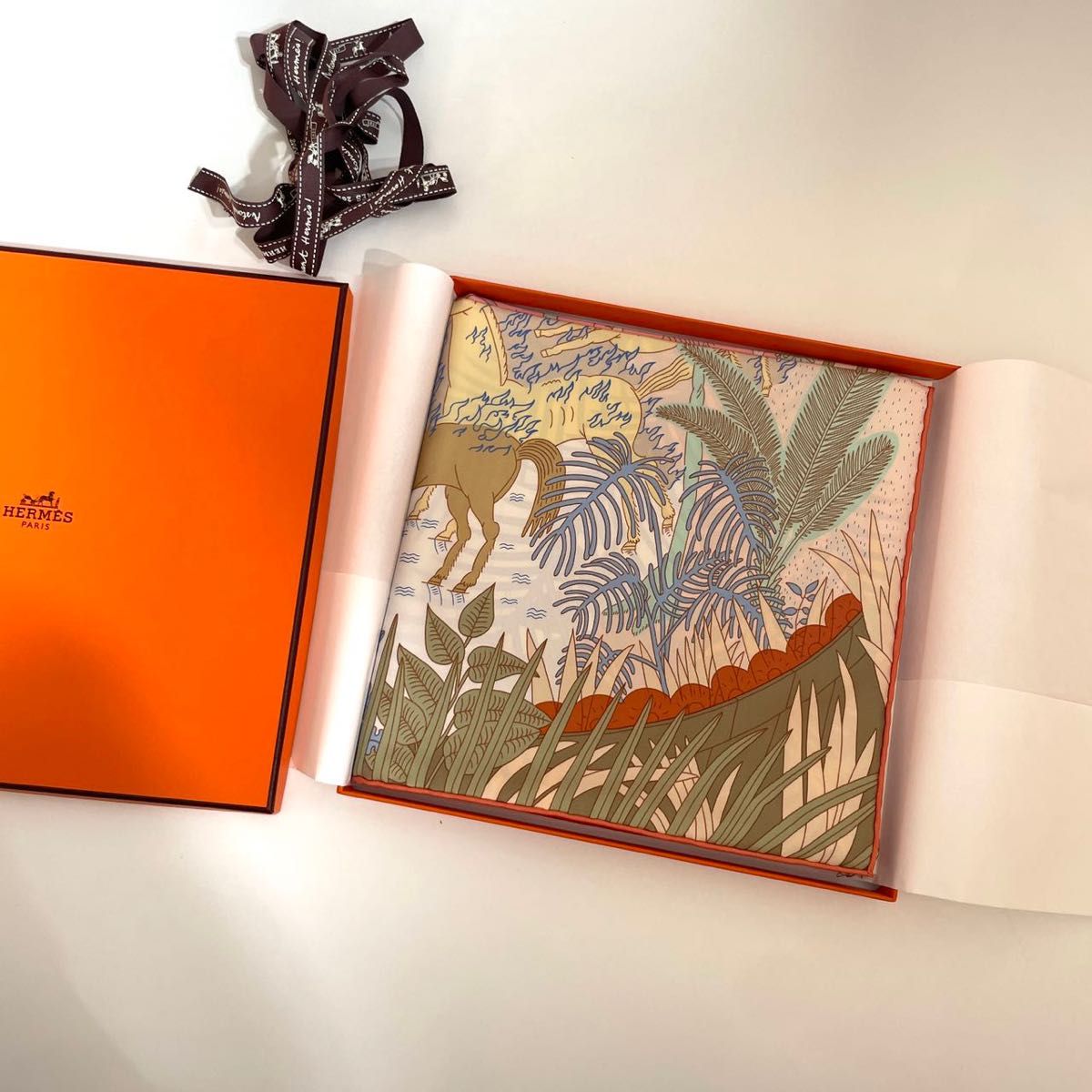 春のコレクション 【コーデを華やかに】Hermes エルメス カレ90 HERMES