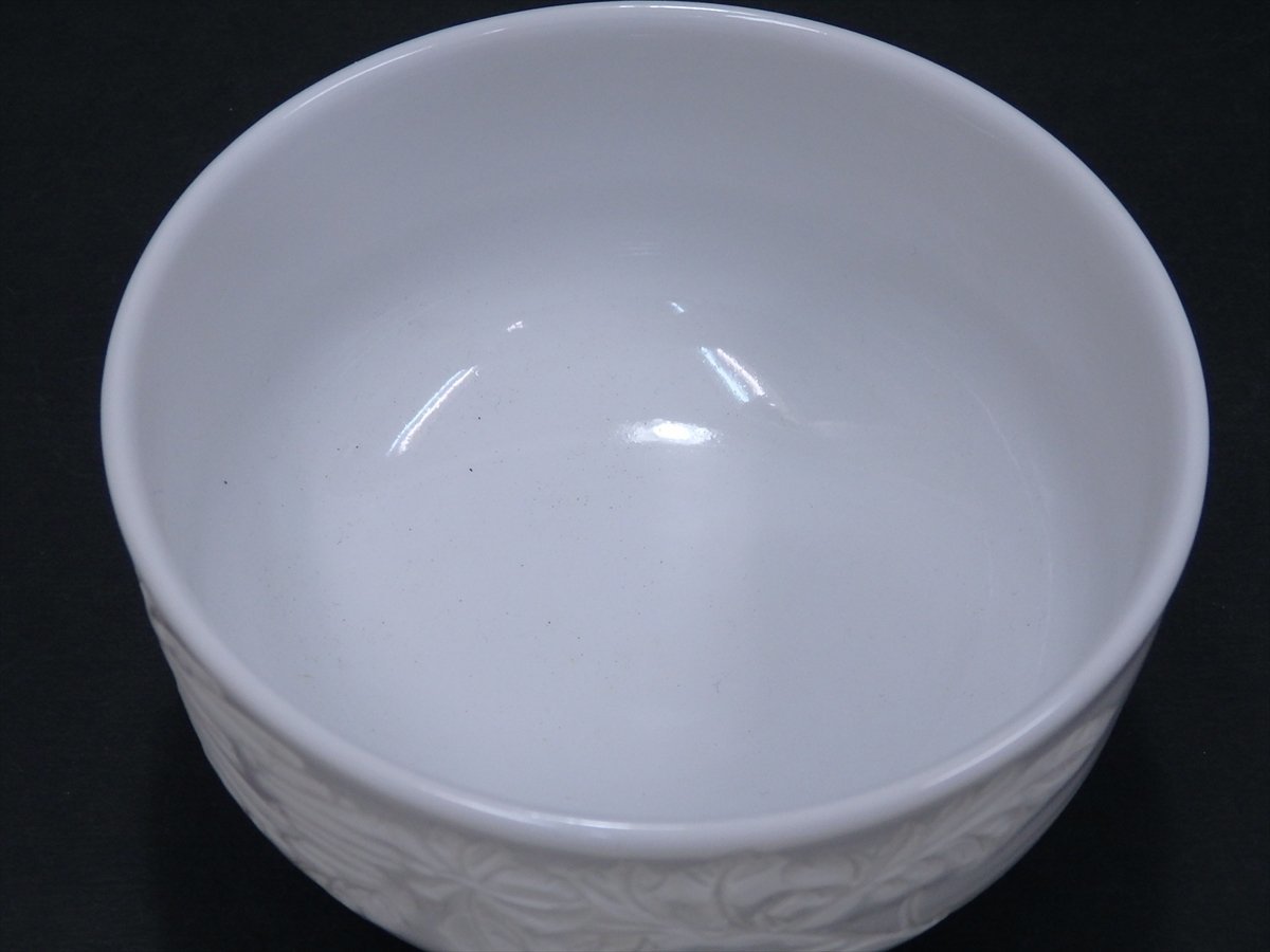 ★小嶋昇山作【出石焼抹茶碗　共箱】菊の彫り！　状態良好！　直径12.3cm　高さ7.2cm　茶道具 白磁 茶器_画像4