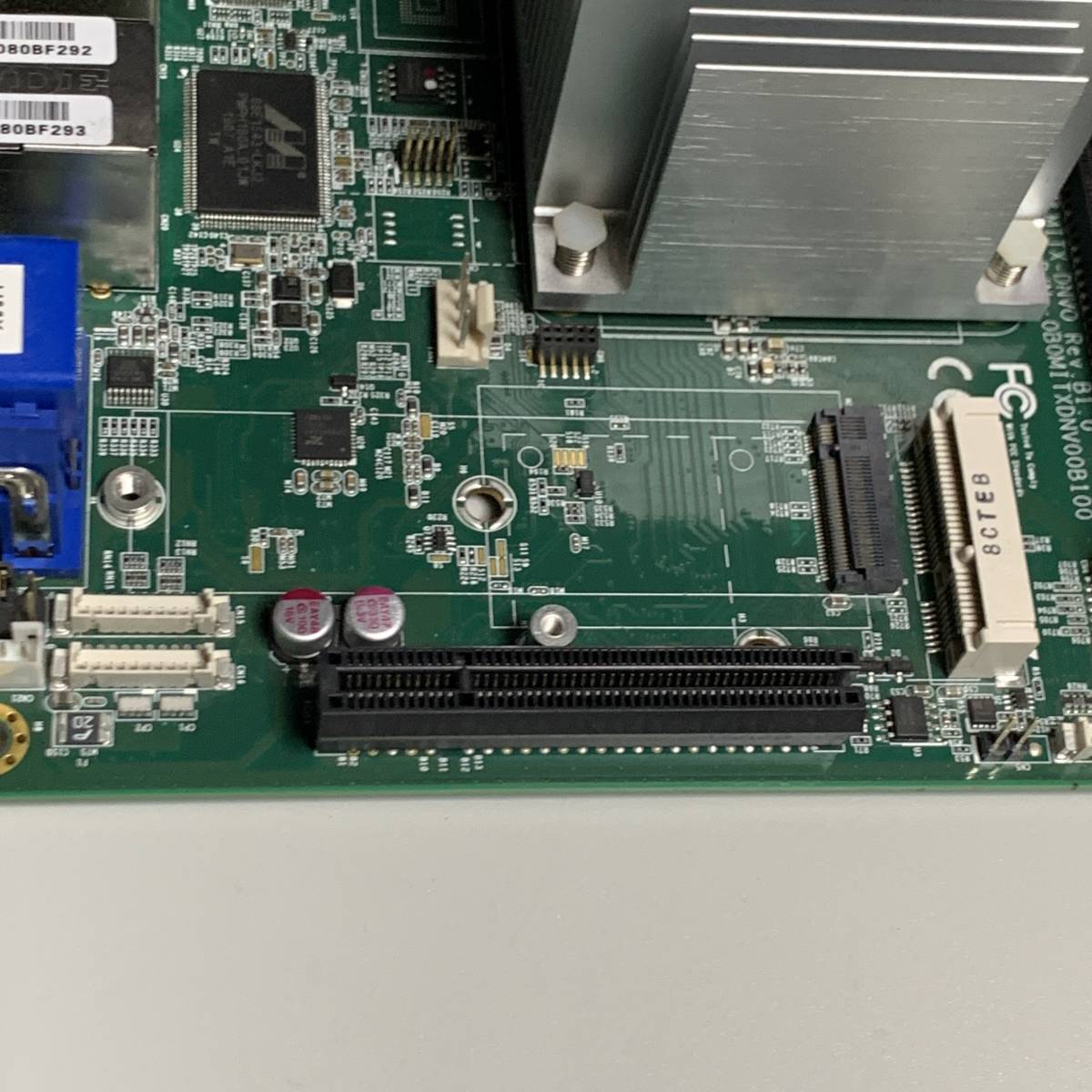 【中古/簡易確認】産業用マザーボード Quanmax MITX-DNV6 Intel Atom C3538 I/Oパネル 未確認eSATAケーブル付 / NAS由来_画像3