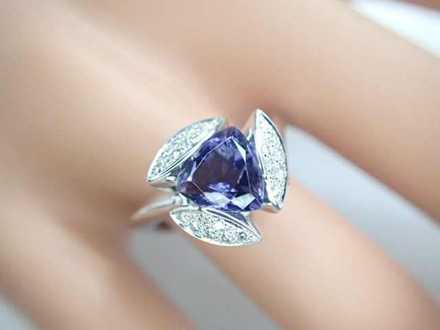 美品 K18(WG) アイオライト ダイヤ計0.10ct デザイン リング 指輪