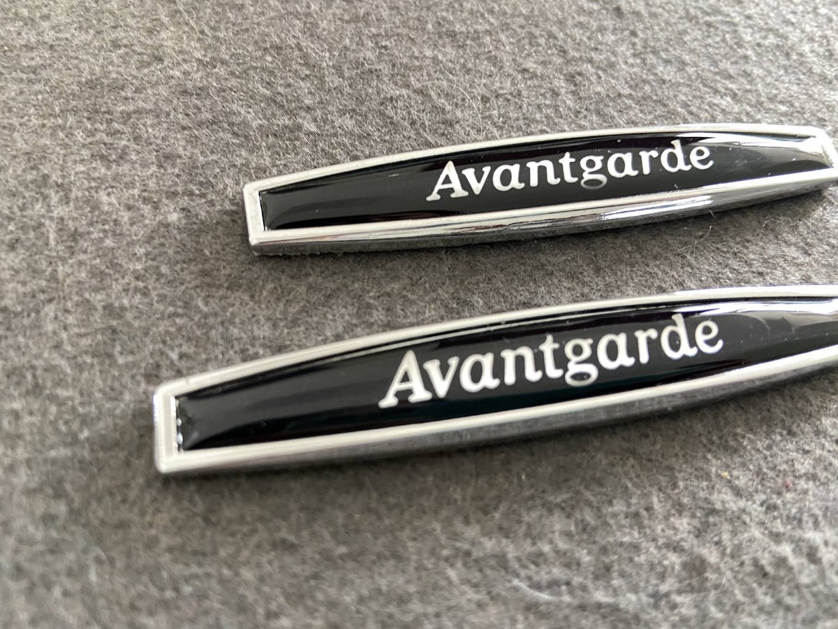 ★Avantgarde メルセデス・ベンツ★126★ 金属ステッカー エンブレム デカール 2枚セット 車用装飾 両面テープで取付簡単 スクラッチを隠す_画像2