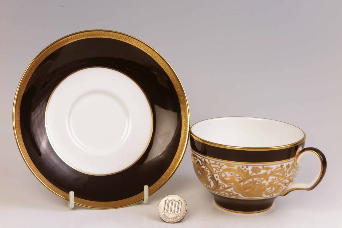 ミントン　　金彩大カップ　&　ソーサー　= 金彩ジュエリー・Porcelain Ball =GOLD on WHITE　(1級品)　貴重品です。