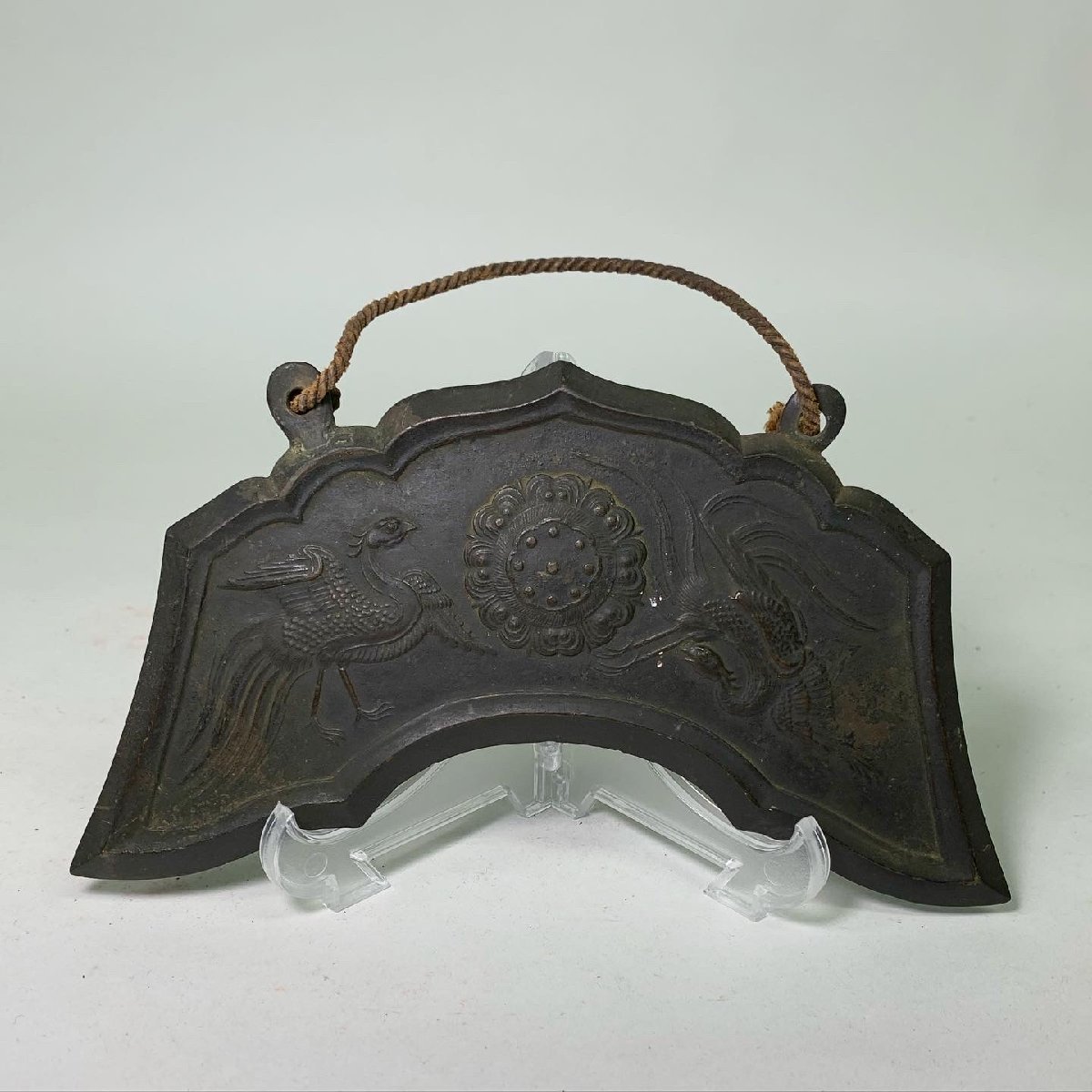 京全】仏教美術古銅陽刻宝相華双鳳凰図磬506g 検) 寺院法具吊鐘鳴物