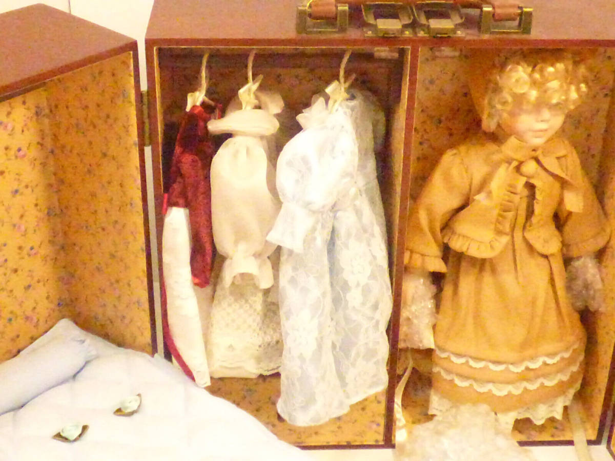 Doll Set with Carrying Case Draws Bed Additional Dresses Shoes Etc. Rare Item 海外 即決