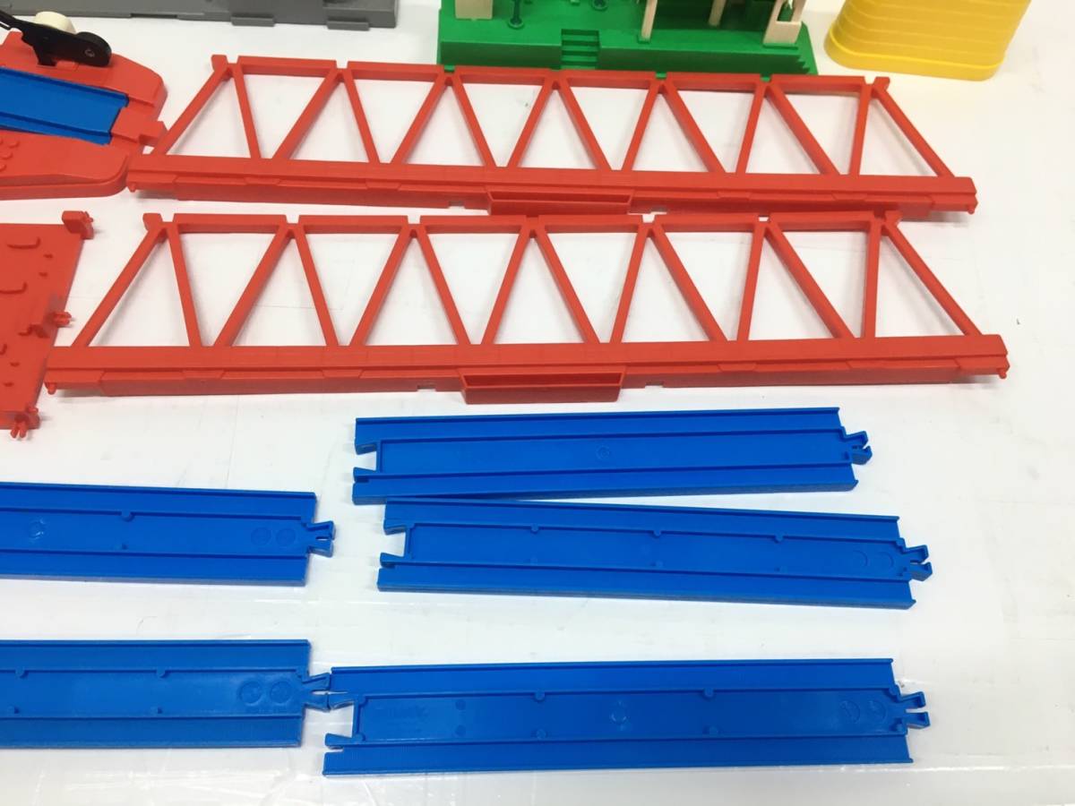 送料無料h44199 TOMY プラレール パーツ まとめ 踏切 レール 駅 部品取り ジャンク_画像4