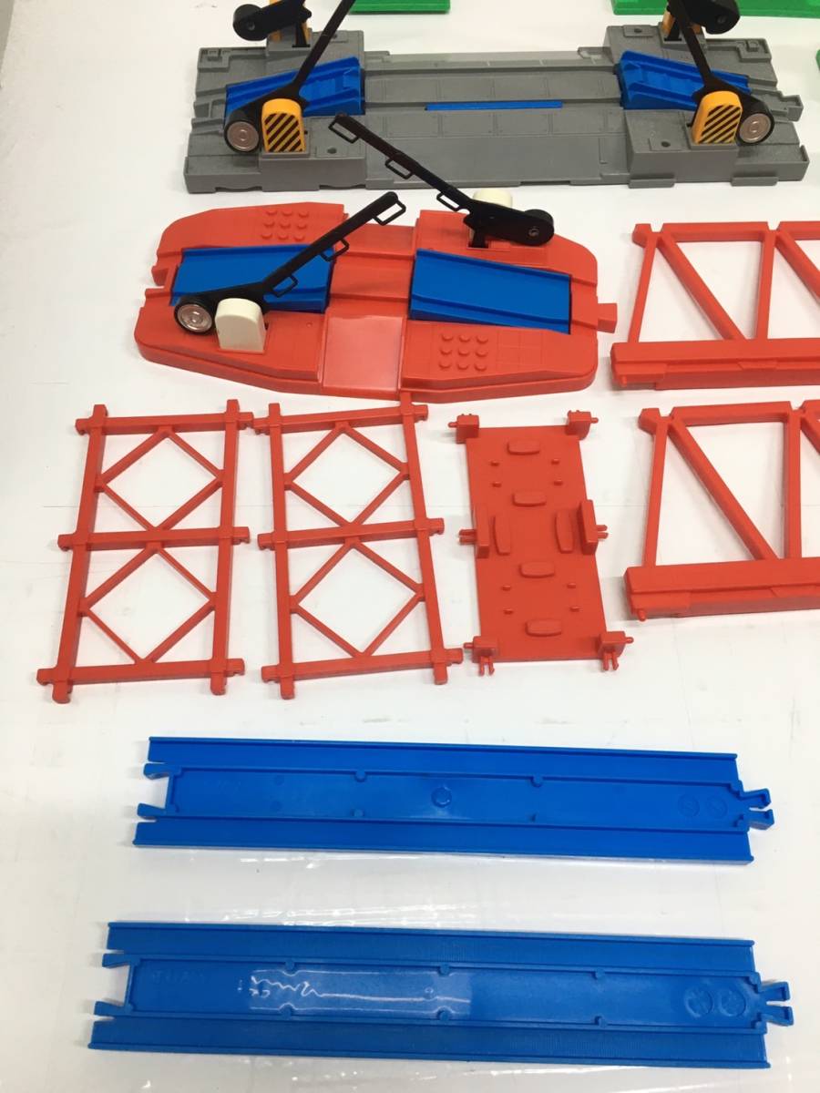 送料無料h44199 TOMY プラレール パーツ まとめ 踏切 レール 駅 部品取り ジャンク_画像5