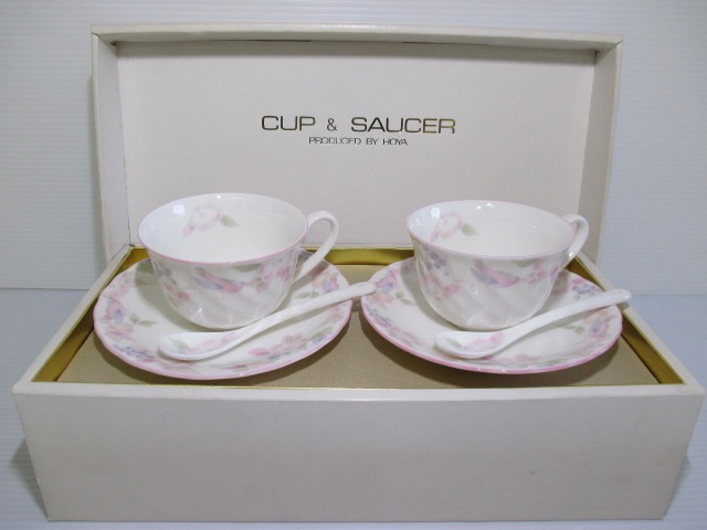 【HOYA ／ ホーヤ】　『cup & saucer ／ カップアンドソーサー』　２客セット　スプーン付　花絵柄　ピンク系　ペア