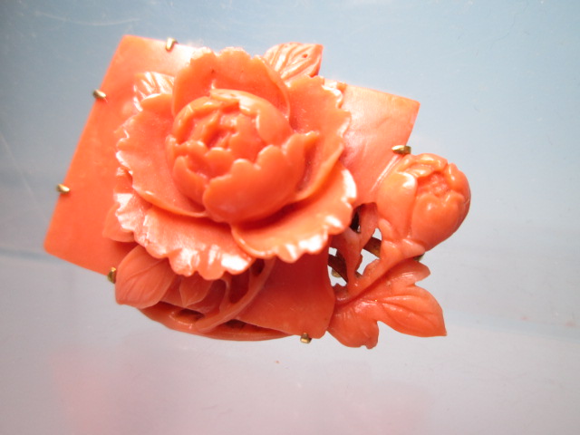 【江月】 アンティーク・K18 本珊瑚 牡丹の花彫刻の帯留め 10 62g
