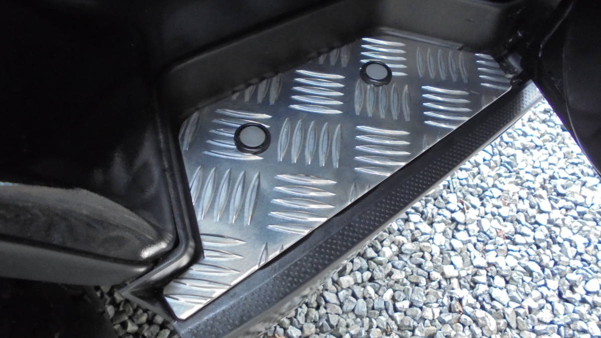 ハイエースバン　２００系　フロントステップカバー左右セット 　アルミ製縞板 穴明き　クリップ取付タイプ　　_運転席側取り付けイメージ