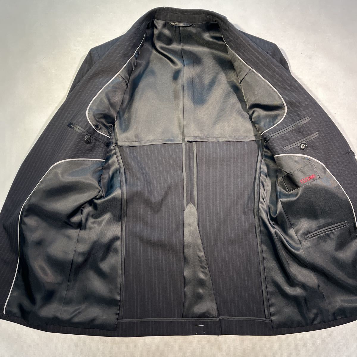 新品【サイズY7 XL★超軽量ソフトスーツ】2Bシングルスーツ ブラック系ストライプ 本台場仕立て 背抜き センターベンツ ノータック80cm_画像4