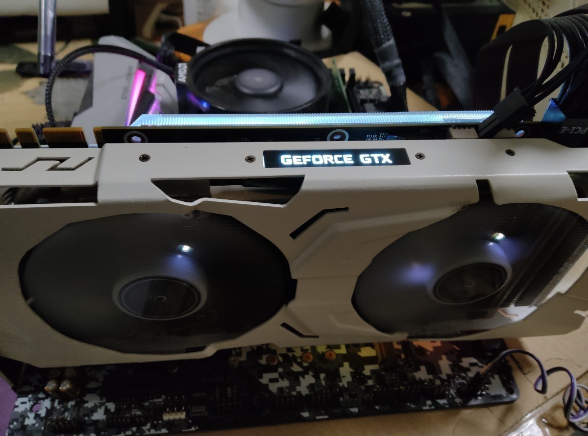 玄人志向 GK-GTX1070Ti-E8GB/WHITE 中古美品 玄人志向 GK-GTX1070Ti