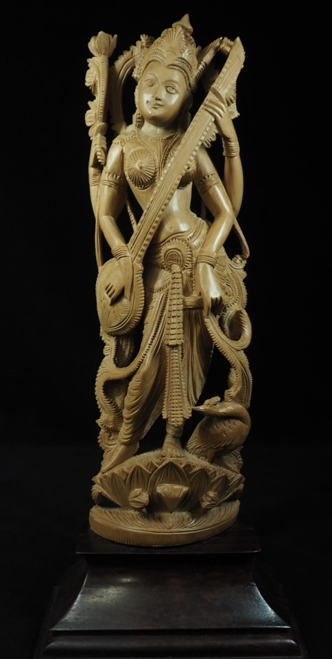 ビンテージ 木製装飾彫刻像 サラスワティー ヒンドゥー教女神 優れたディテールと職人技で彫られた彫刻像 優雅で美しい逸品！ SNC503