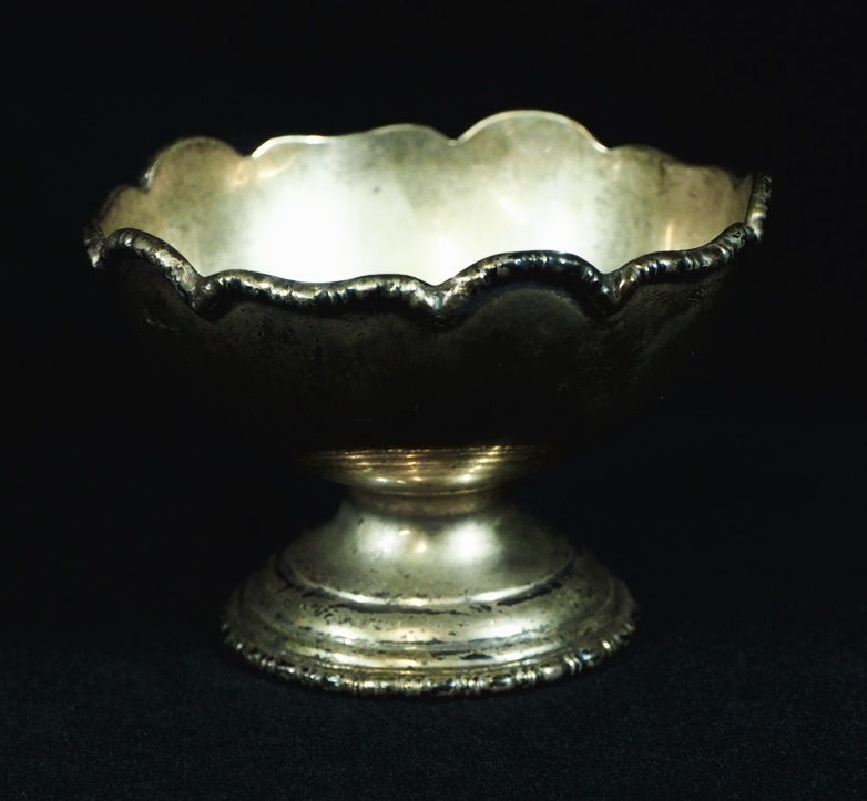 1981年ビンテージ 旧家からお預かりしたお品 金沢大使の奥様が海外に贈られた貴重な銀杯 径7.7cm 銀のサビ具合が時代を感じる逸品 SNC503