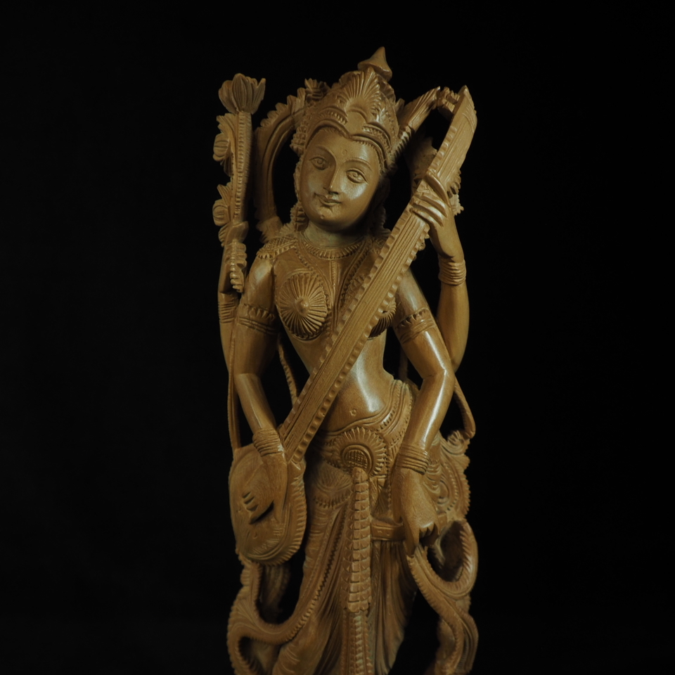ビンテージ 木製装飾彫刻像 サラスワティー ヒンドゥー教女神 優れたディテールと職人技で彫られた彫刻像 優雅で美しい逸品！ SNC503_画像5
