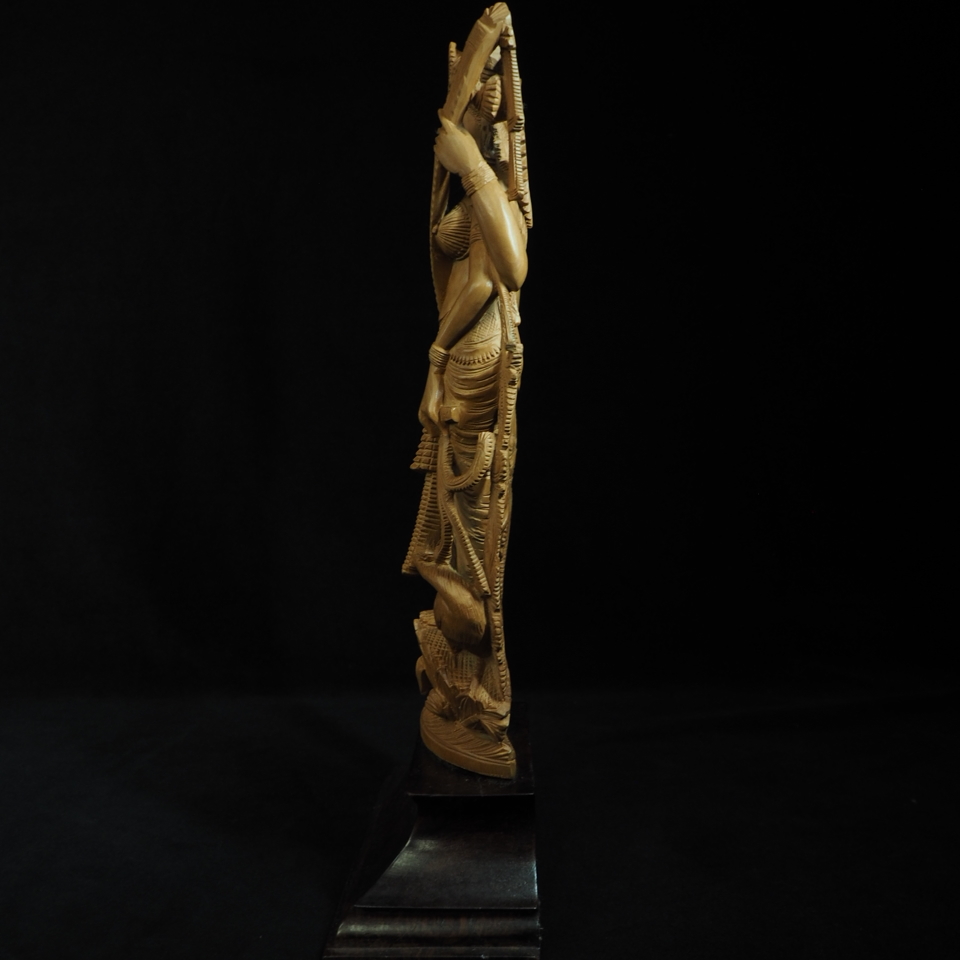 ビンテージ 木製装飾彫刻像 サラスワティー ヒンドゥー教女神 優れたディテールと職人技で彫られた彫刻像 優雅で美しい逸品！ SNC503_画像4