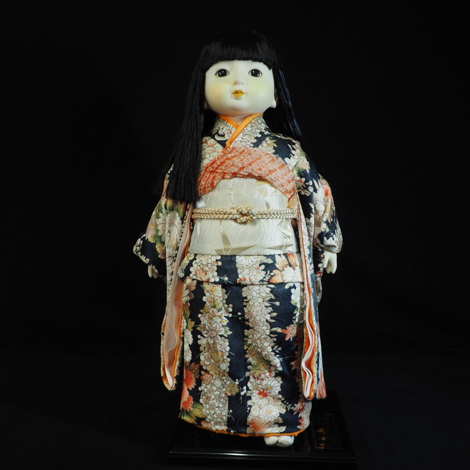 昭和ビンテージ 鈴乃屋 着付人形 セイコ 1980年代 幅22cm（台座込み） 奥行き13cm 高さ45cm 専用スタンドが付属します。 SSK503_画像1