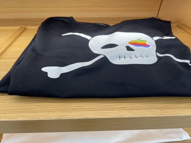 新品未使用★アップルTシャツ（黒）海賊（アップル本社限定Pirate T-Shirt Black/Rainbow ） M（シリコンバレー・クパチーノ ・サンノゼAP9